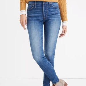 9" Mid-Rise Skinny Jeans in Pendale Wash